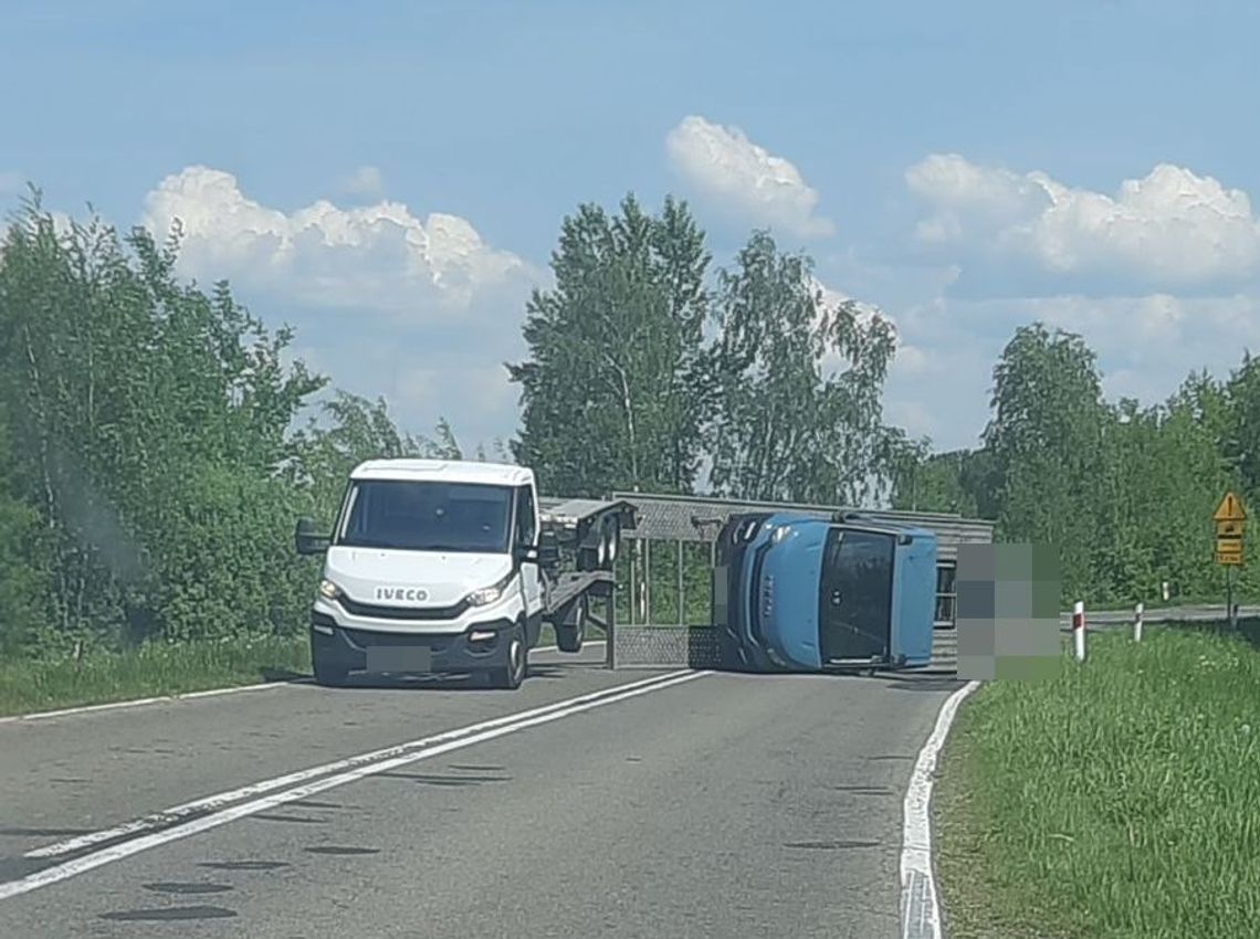 Gm. Włodawa. Przewróciła się laweta z transportowanym busem