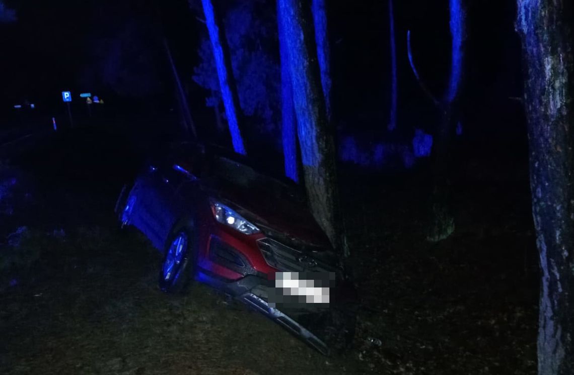 Gm. Włodawa. Uderzył w drzewo, bo zasnął za kierownicą