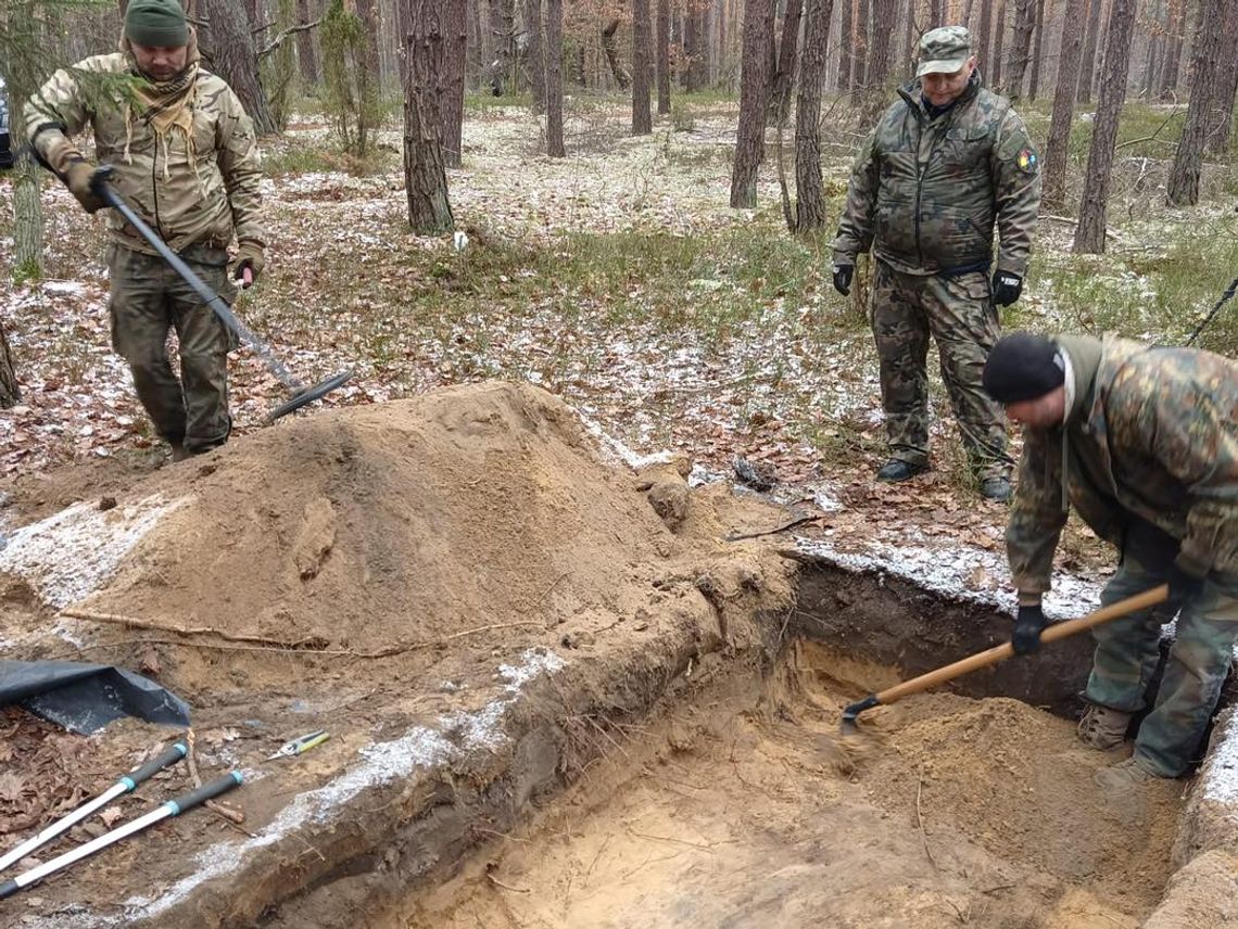 Gm. Włodawa. W mogiłach odnaleźli żołnierzy korpusu [GALERIA ZDJĘĆ]