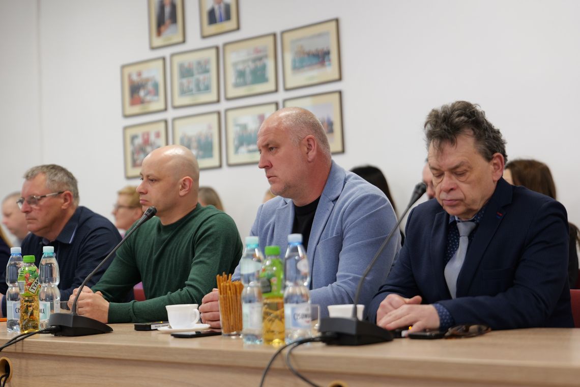 kadr z ostatniej sesji rady gminy we włodawie