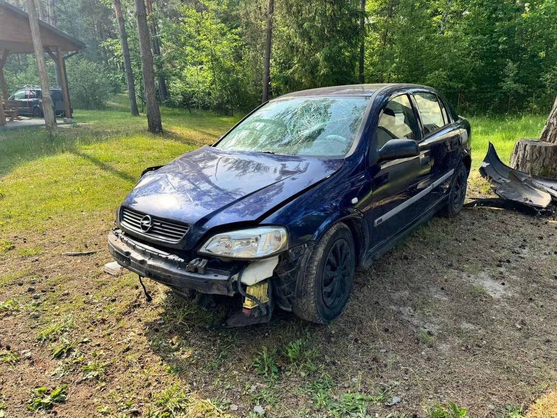 Gm. Włodawa. Zabrał matce auto i uderzył w drzewo. Kolega trafił do szpitala