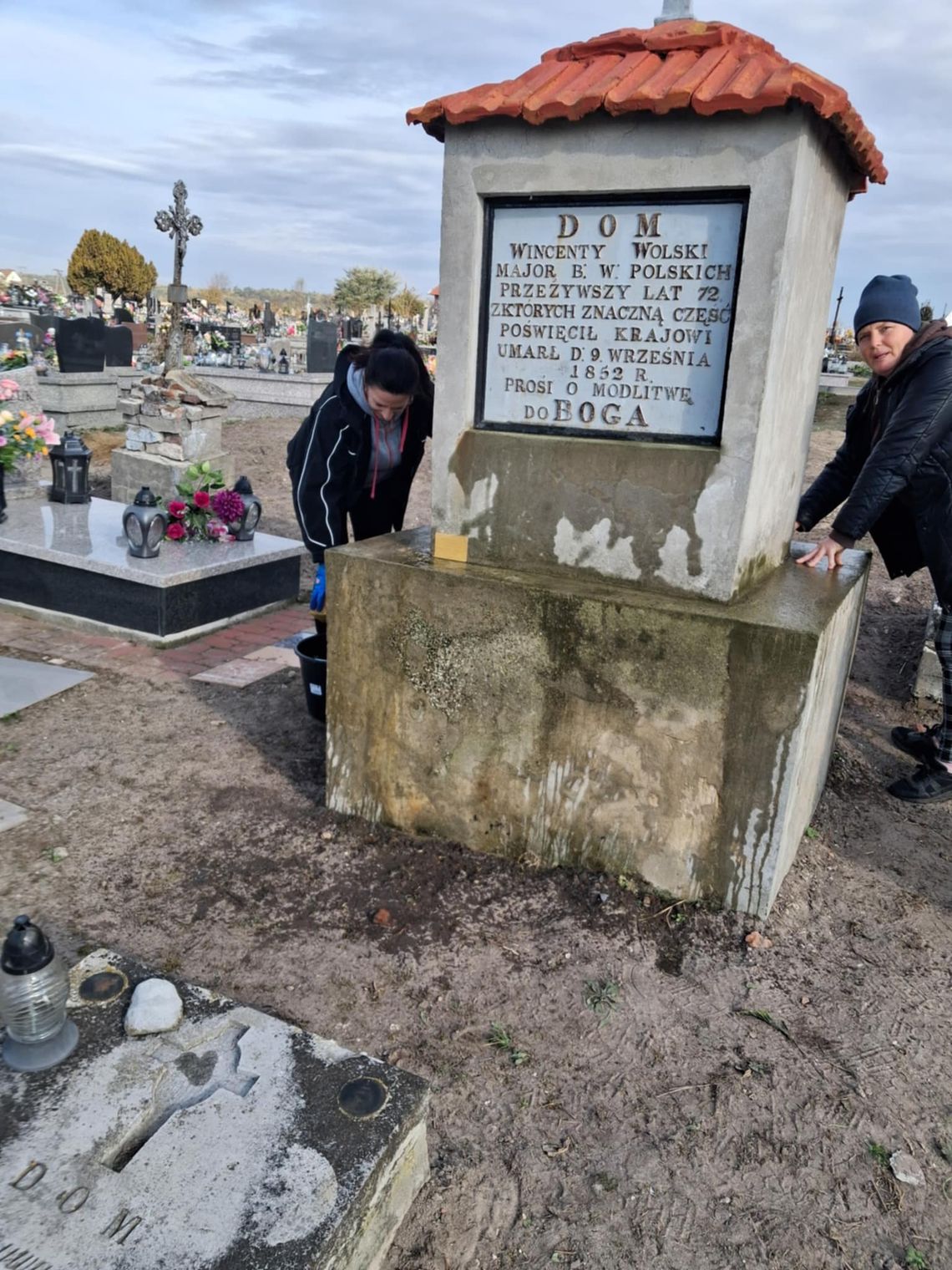 Zakończyły się niedawno prace, jakie w ramach projektu „Porządkowanie zabytkowych nagrobków w części historycznej cmentarza rzymskokatolickiego w Wojsławicach” prowadzili społecznicy związani ze Stowarzyszeniem Grupa Odnowy Wsi Rozięcin. Na realizację zadania organizacja pozyskała dotację.