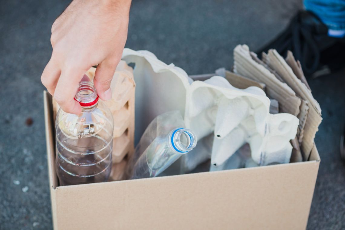 Władze gminy są już świadome skali wydatków, jakie będą musiały ponieść na zadanie związane z zagospodarowaniem odpadów komunalnych. Zła wiadomość jest taka, że poszczególne firmy nie spuściły z tonu i nadal dyktują samorządom dosyć wymagające warunki.