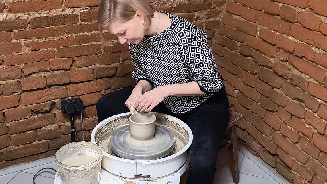 Wibrujący dźwięk telefonu. Piąta rano. Sen, który powinien przynieść ukojenie, niczego nie uleczył. Oczy otwierają się z bólem. Następny ruch, kolejny gest. Pochmurny poranek. Wirujące w głowie myśli i zaprogramowany na szereg zadań mózg. Czysta mechanika. Żadnych wzruszeń.