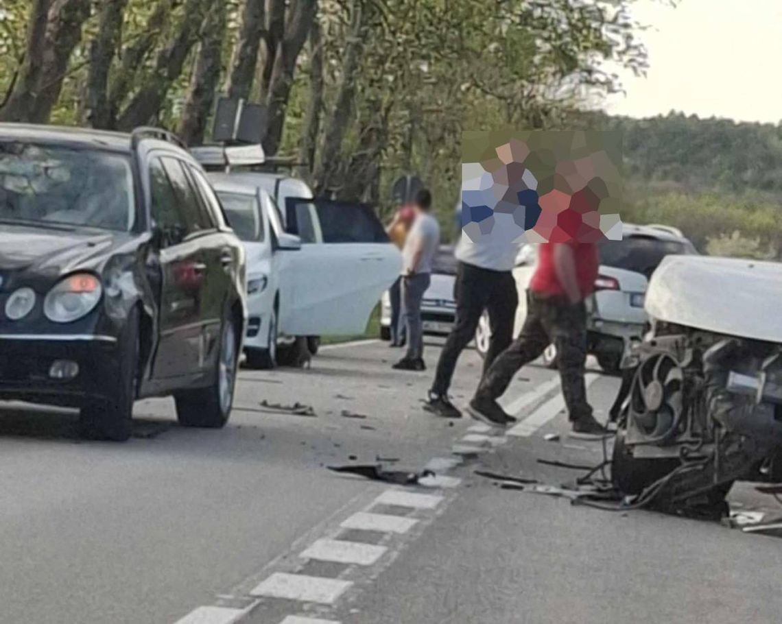 Gm. Leśniowice. Zderzenie trzech aut w Teresinie. Jedna osoba trafiła do szpitala