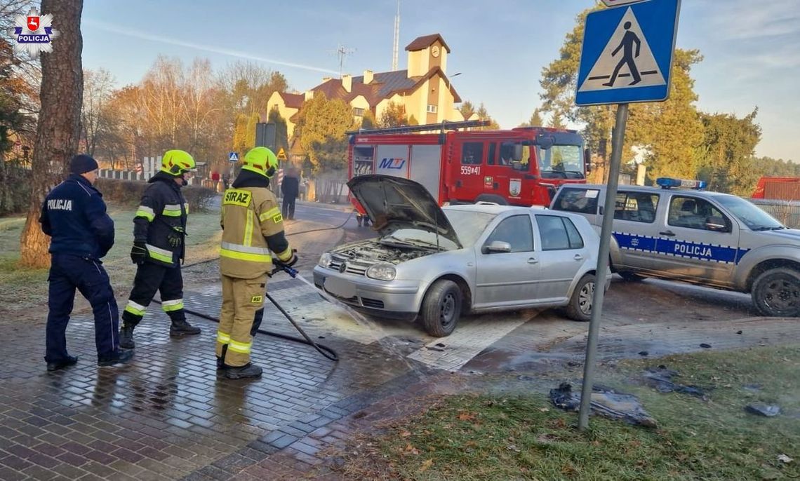 Gm. Wola Uhruska. Policjanci gasili płonącego volkswagena