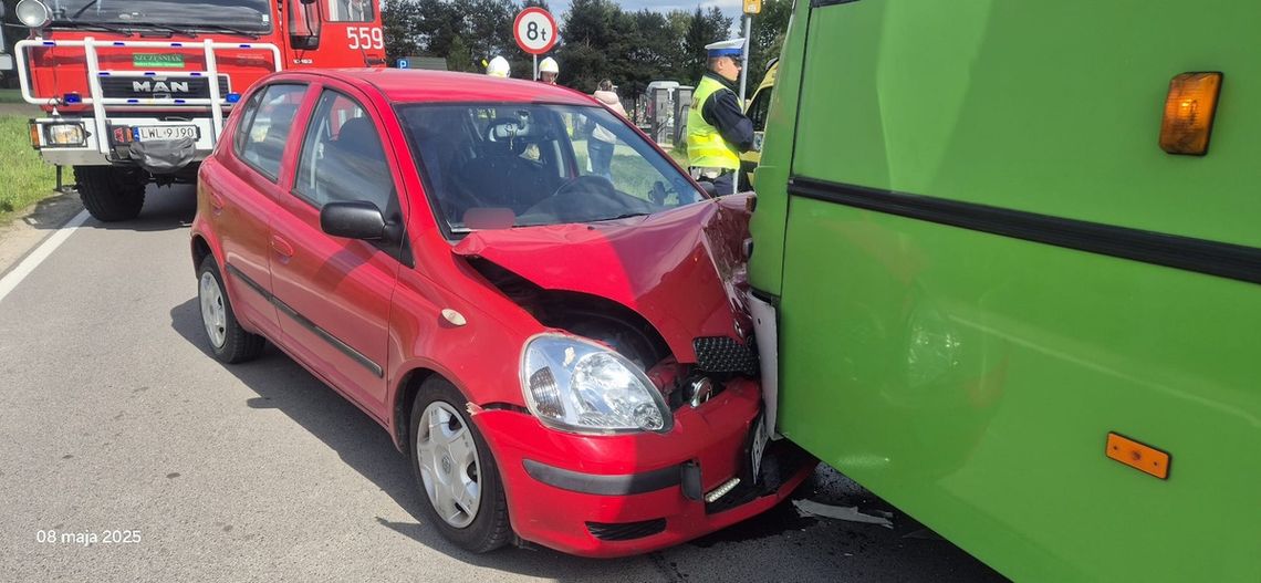 Gm. Wola Uhruska. Zjechał na przeciwny pas i toyotą uderzył w autobus Gm. Wola Uhruska. Zjechał na przeciwny pas i toyotą uderzył w autobus