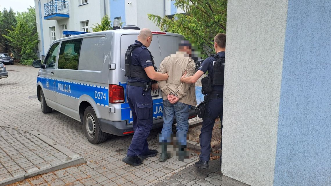 Sąd Rejonowy we Włodawie zastosował tymczasowy areszt wobec 60-letniego mieszkańca gminy Wyryki podejrzanego o znęcanie się psychiczne i fizyczne nad swoją żoną. Mężczyzna został zatrzymany po kolejnej interwencji domowej. Za zarzucane mu przestępstwo grozi kara do 5 lat pozbawienia wolności.