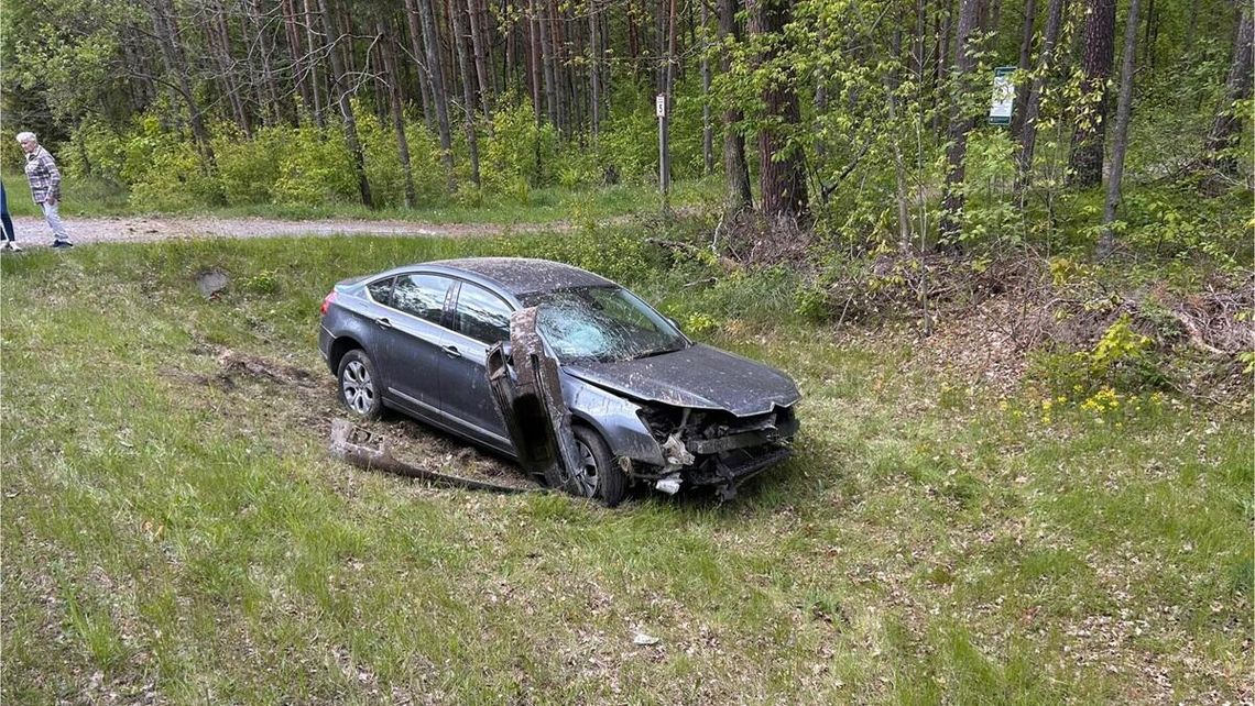 Gm. Wyryki. Sarna wybiegła na drogę, kierowca uderzył w przepust Gm. Wyryki. Sarna wybiegła na drogę, kierowca uderzył w przepust