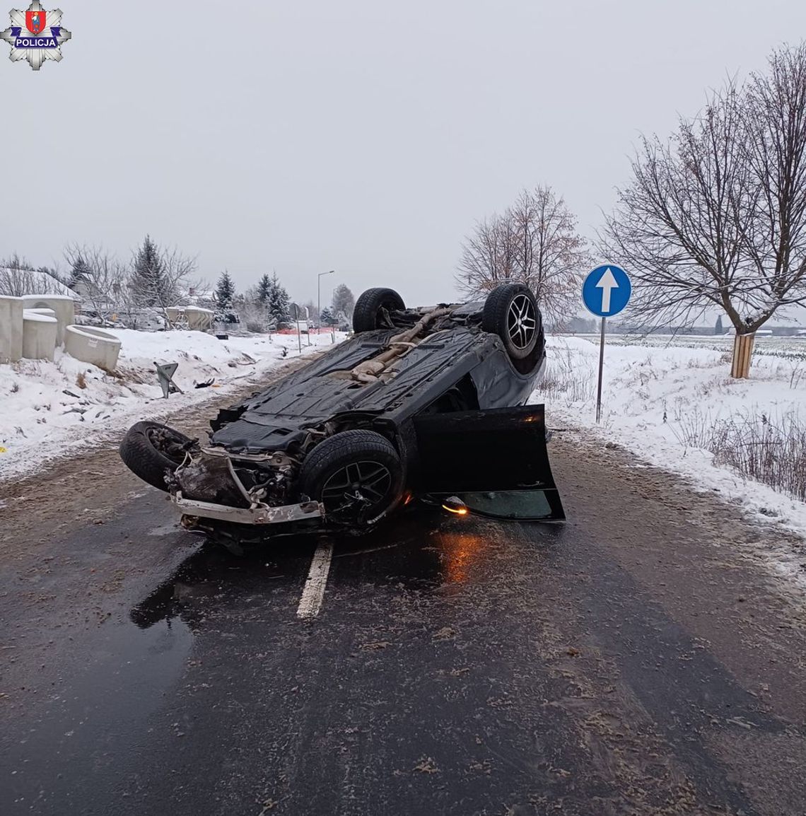 Wyprzedził forda i się zaczęło! Skasował znaki i dachował. Kierowca był pijany Wyprzedził forda i się zaczęło! Skasował znaki i dachował. Kierowca był pijany