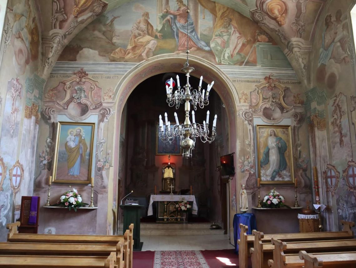 Zakończył się kolejny, niezwykle istotny etap konserwacji późnobarokowych polichromii w kościele pw. Wniebowzięcia Najświętszej Maryi Panny w Klesztowie. Specjaliści pracowali nad malowidłami zdobiącymi wnętrze świątyni, stopniowo przywracając im pierwotną czytelność, kolorystykę i walory.