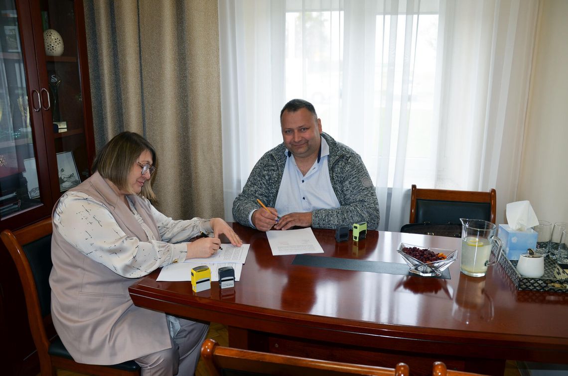 Wydaje się, że nic już nie jest w stanie przeszkodzić w realizacji niezwykle istotnej dla lokalnej społeczności inwestycji drogowej. Umowa została podpisana. Na którego z wykonawców postawili samorządowcy? Sprawdzamy.