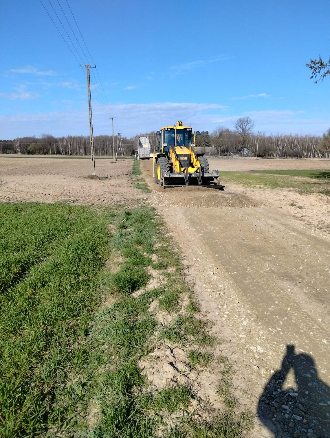 Mieszkańcy jedenastu sołectw mogą już korzystać z poprawionej infrastruktury drogowej. Urząd poinformował oficjalnie o zakończeniu prac polegających na dostawie oraz wbudowaniu kruszywa na nieutwardzonych drogach. To zadanie, które trzeba realizować cyklicznie.