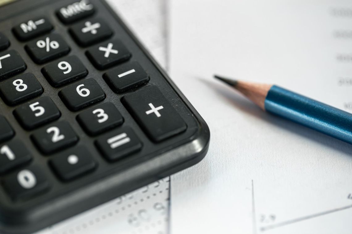 Straciła moc uchwała z 12 listopada 2024 roku, która określała poszczególne stawki podatku od nieruchomości na bieżący rok. Ponieważ dobiega on końca, zaszła potrzeba przyjęcia ustaleń na nadchodzący okres. Głosowanie w tej sprawie miało miejsce w czasie ostatniej sesji rady gminy.