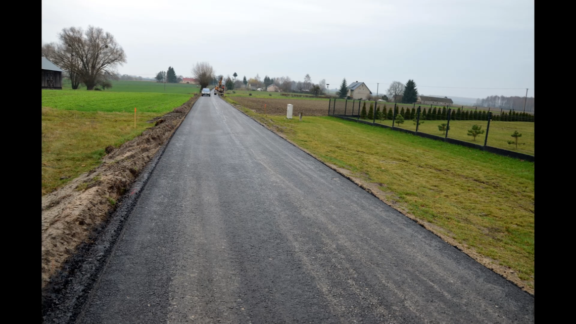 Żmudź i Pobołowice-Kolonię połączył świeży asfalt Proces inwestycyjny właśnie się zakończył. Fachowcom udało się zmienić oblicze odcinka, który liczy w sumie prawie 1100 m. Co znalazło się w zakresie prac i ile trzeba było za nie zapłacić? Sprawdzamy.