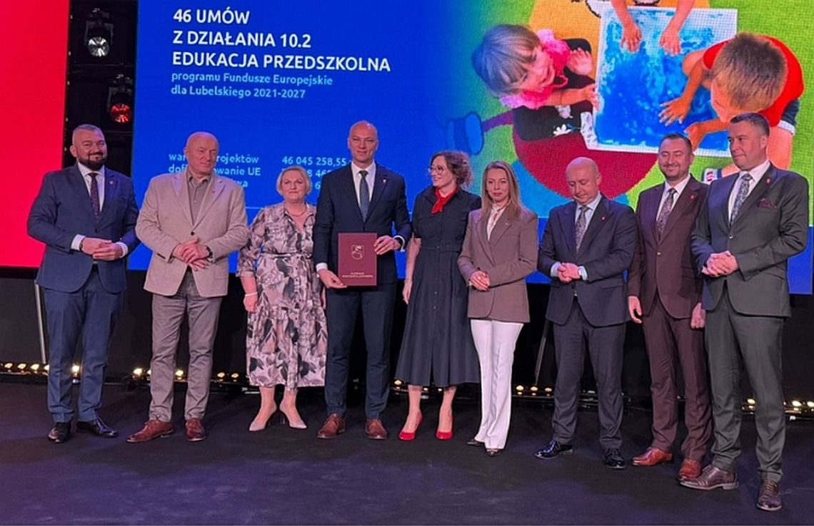 zdjeęcie z odbioru umowy przez wójta gminy hańsk w lublinie