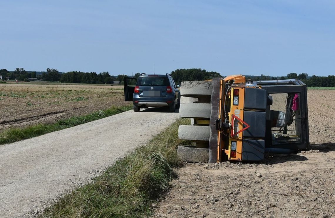 Gmina Izbica. Wypadek podczas utwardzania drogi. Walcem wjechał do rowu