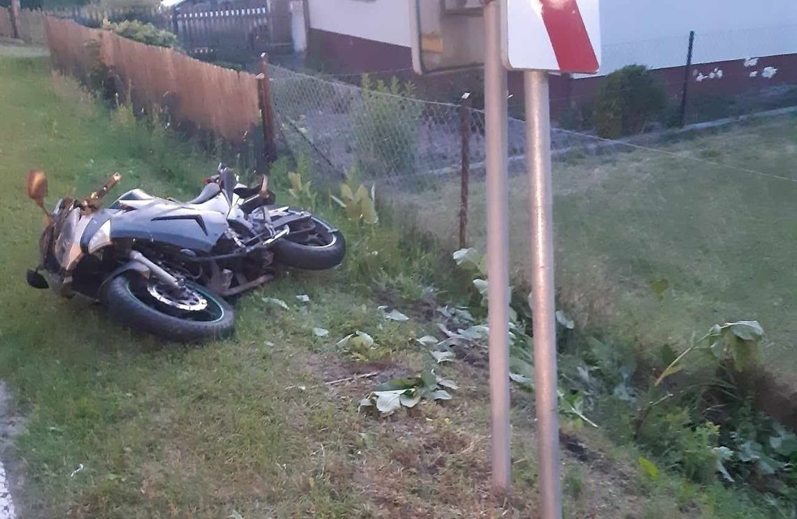 Gmina Wola Uhruska. Uderzył motocyklem w znak. Z obrażeniami trafił do szpitala