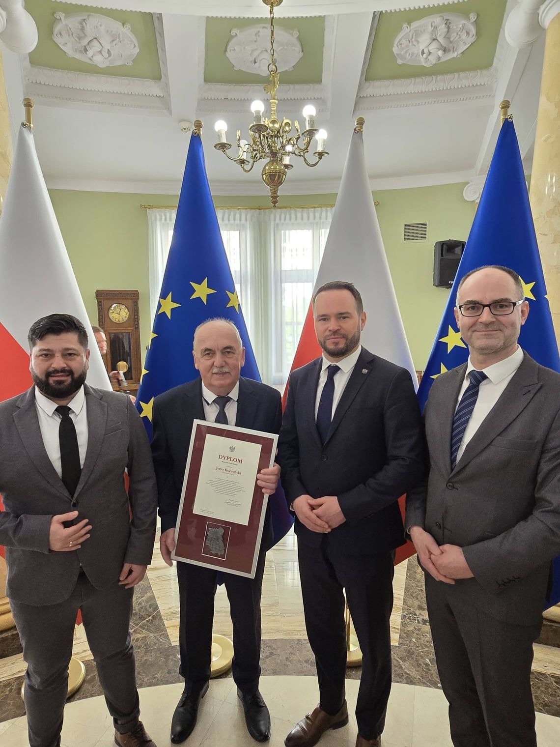 wspólne zdjęcie wójta, sołtysa, wojewody i dyrektora chełmskiej delegatury LUW