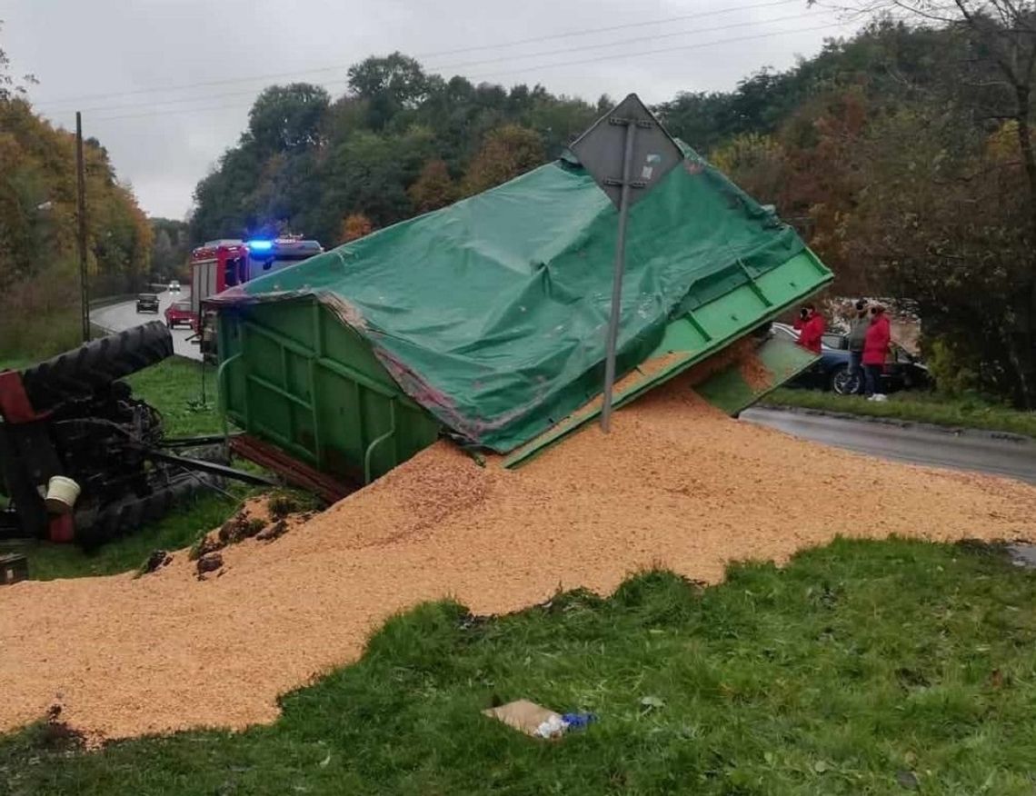 Przewrócił się ciągnik z przyczepą kukurydzy. Kierowcę zabrano do szpitala