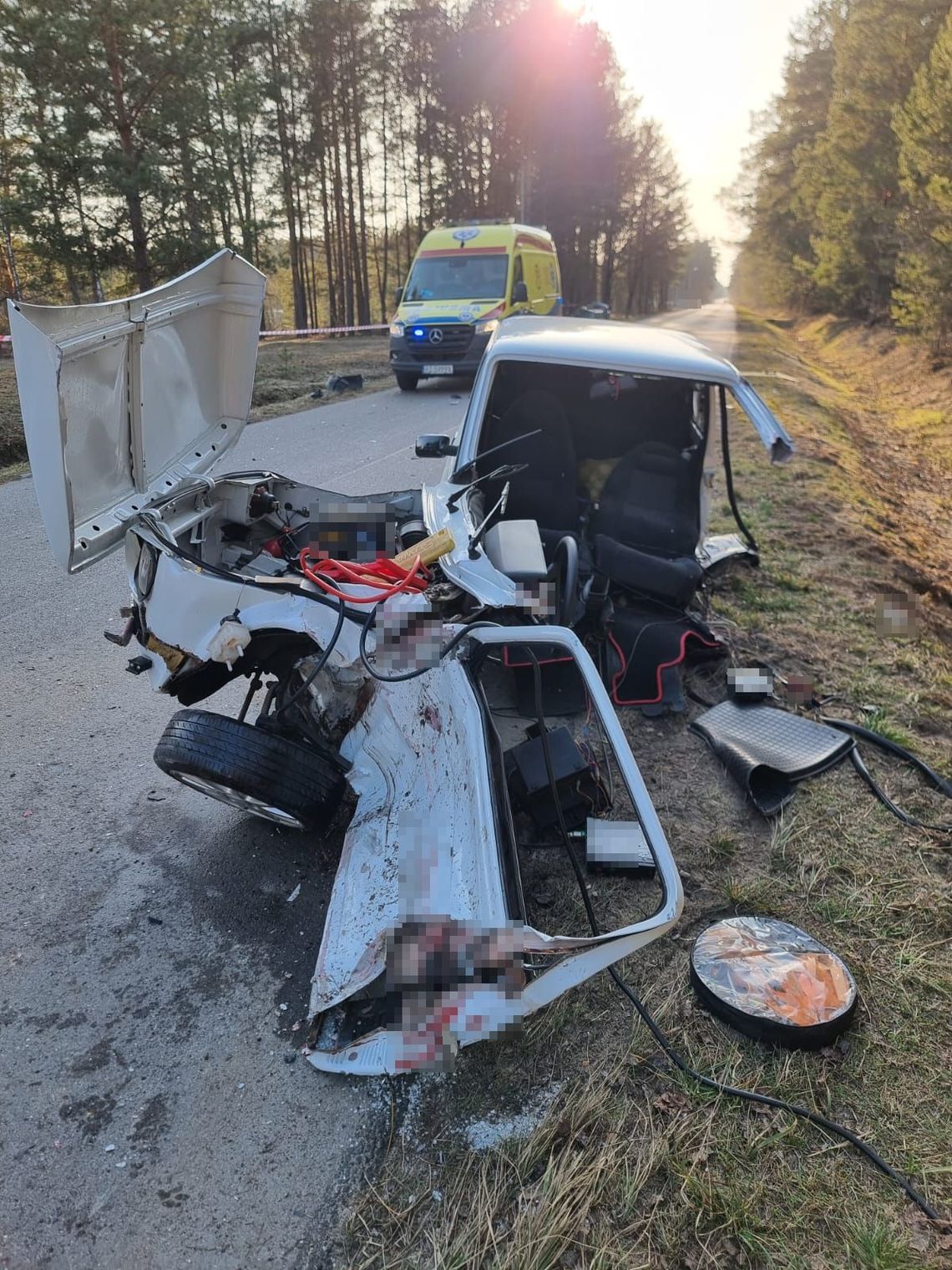 Groźny wypadek. Fiat 126p rozpadł się na dwie części! W środku był 7-latek [ZDJĘCIA]