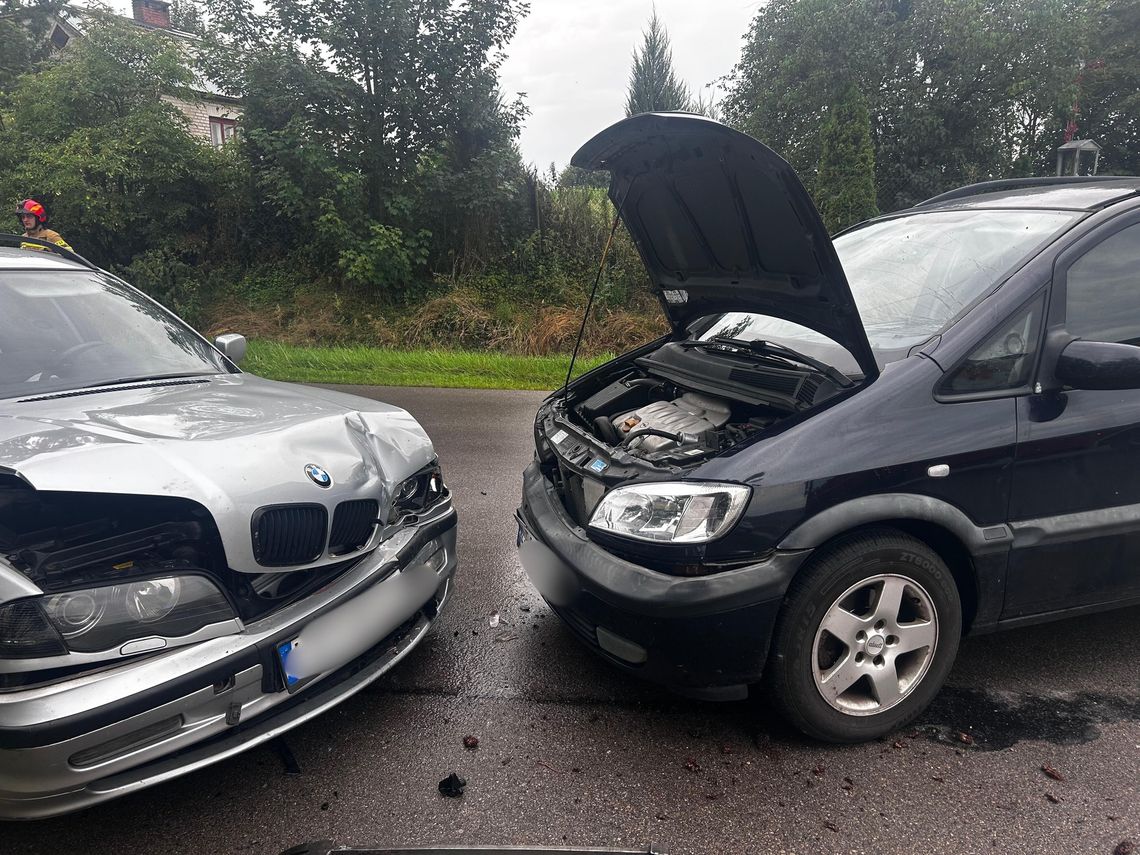 Groźny wypadek w Stężycy Łęczyńskiej – dwie osoby ranne, droga zablokowana!