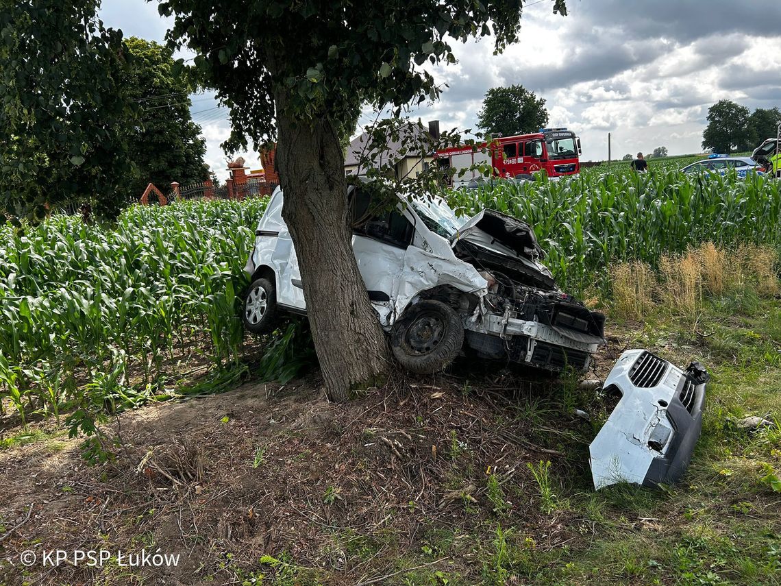 Jedno auto dachowało, drugie uderzyło w drzewo. Pięć osób rannych, w tym 8-letnie dziecko [ZDJĘCIA]