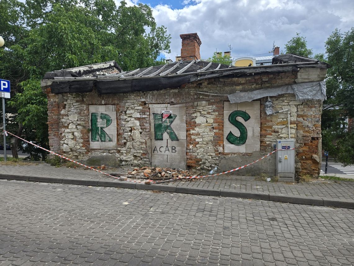 Chełm. Gruz sypie się na chodnik, nadzór budowlany zapowiada działania Chełm. Gruz sypie się na chodnik, nadzór budowlany zapowiada działania