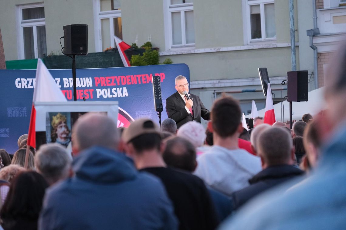 Grzegorz Braun w Chełmie. Wiec wyborczy na pl. Łuczkowskiego [GALERIA ZDJĘĆ]