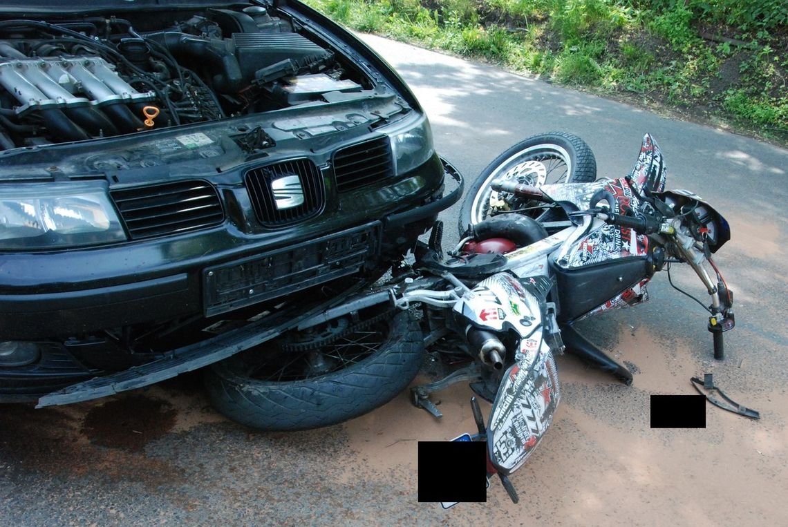 17-letni motorowerzysta wślizgiem wjechał pod seata