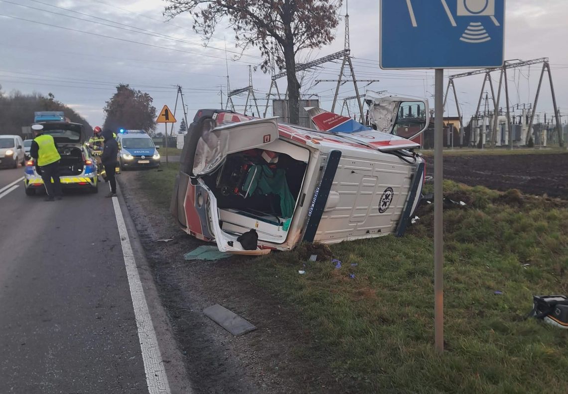 Bmw zajechało drogę karetce na sygnale. Ranny został pacjent i ratownik [ZDJĘCIA]