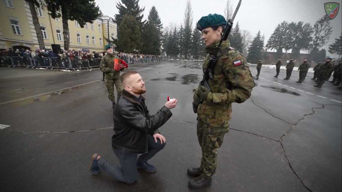 Narzeczona zaniemówiła! Oświadczył jej się podczas żołnierskiej przysięgi