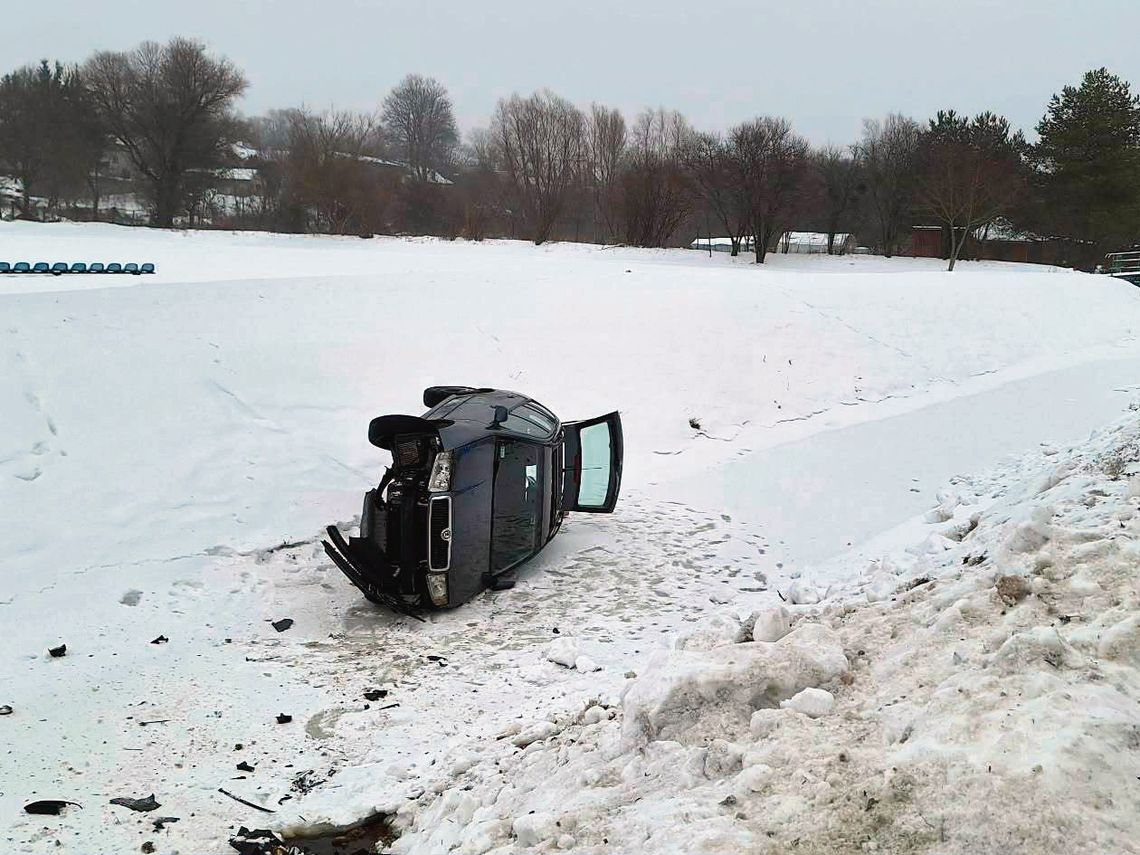 Skoda na tafli lodu. Samochód wypadł z drogi i wylądował w kanale