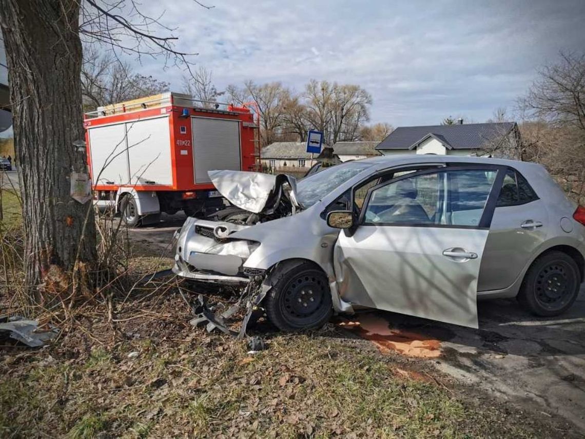 Śmiertelny wypadek. Auto pędziło wprost na drzewo, kierowca nie hamował