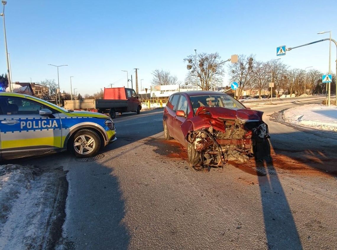 We Włodawie na skrzyżowaniu ulic Lubelskiej i Jana Pawła II 32-latek kierujący Fordem Mondeo uderzył w Toyotę i latarnię.