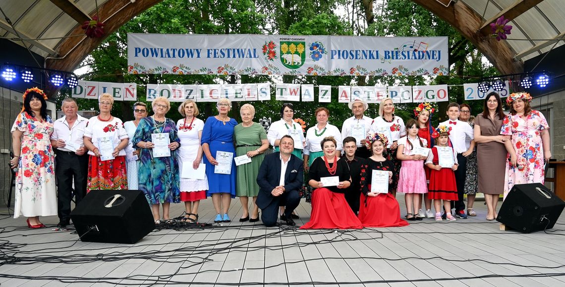 III Powiatowy Festiwal Piosenki Biesiadnej i Święto Rodzin Zastępczych w Nowinach [ZDJĘCIA + FILM]