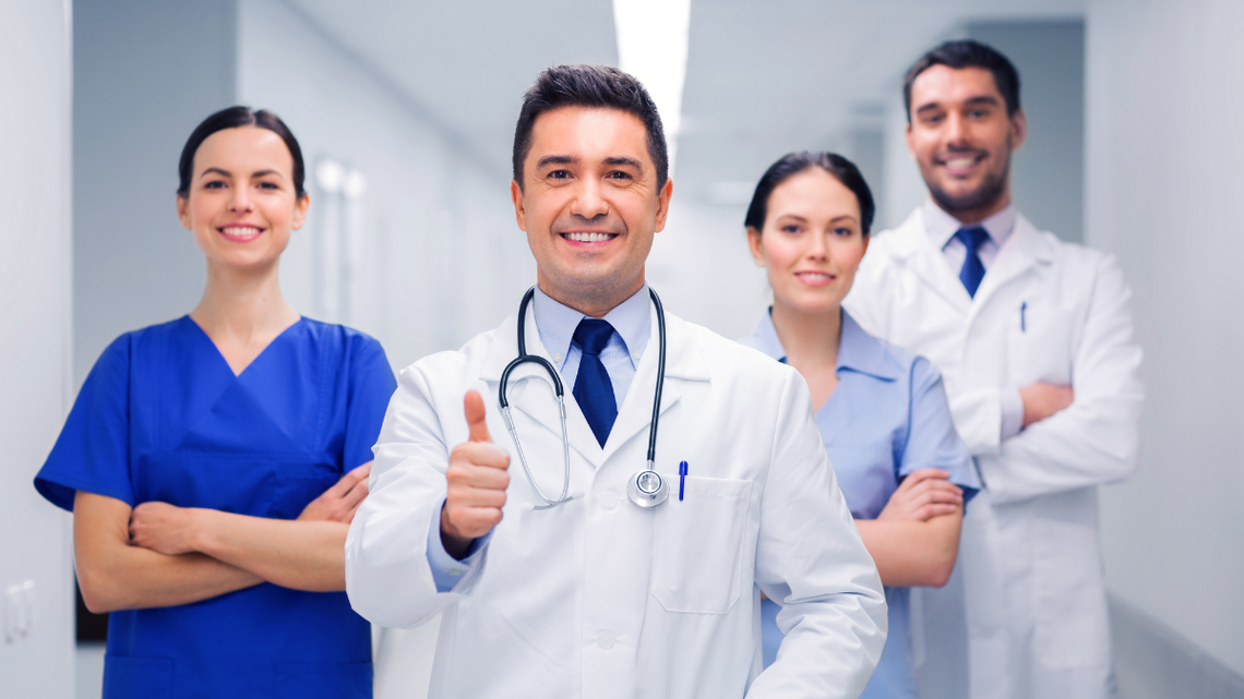 Ile ma zarabiać polski lekarz? Porównali pensje w innych krajach