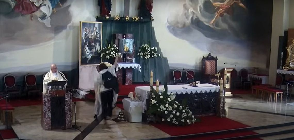 Incydent w Boże Ciało. Mężczyzna rzucił butelką w ołtarz [WIDEO]