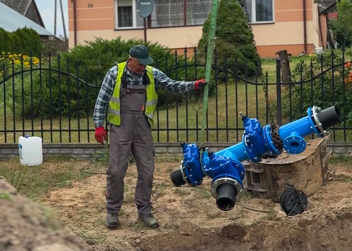 Inwestycja za ponad 1,2 mln zł pod lupą mieszkańców. Wójt odpowiada na obawy dotyczące średnicy rur Trwająca modernizacja sieci wodociągowej w gminie Leśniowice wzbudziła wątpliwości jednego z mieszkańców, który zwrócił się do naszej redakcji z pytaniami dotyczącymi prowadzonych prac. Jego zdaniem montowane rury wydają się mieć mniejszą średnicę niż te, które funkcjonowały w dotychczasowej sieci.