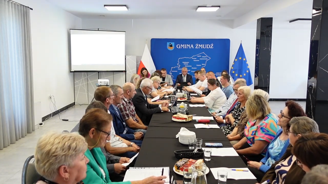 Inwestycyjny rekord i demograficzne wyzwania. Tak radni w Żmudzi podsumowali miniony rok Podczas sesji Rady Gminy Żmudź, która odbyła się 17 czerwca 2026 roku, radni debatowali nad „Raportem o stanie Gminy Żmudź za 2025 rok”. Dokument podsumowujący działalność samorządu obejmował najważniejsze informacje dotyczące sytuacji finansowej, inwestycyjnej, społecznej i gospodarczej gminy.