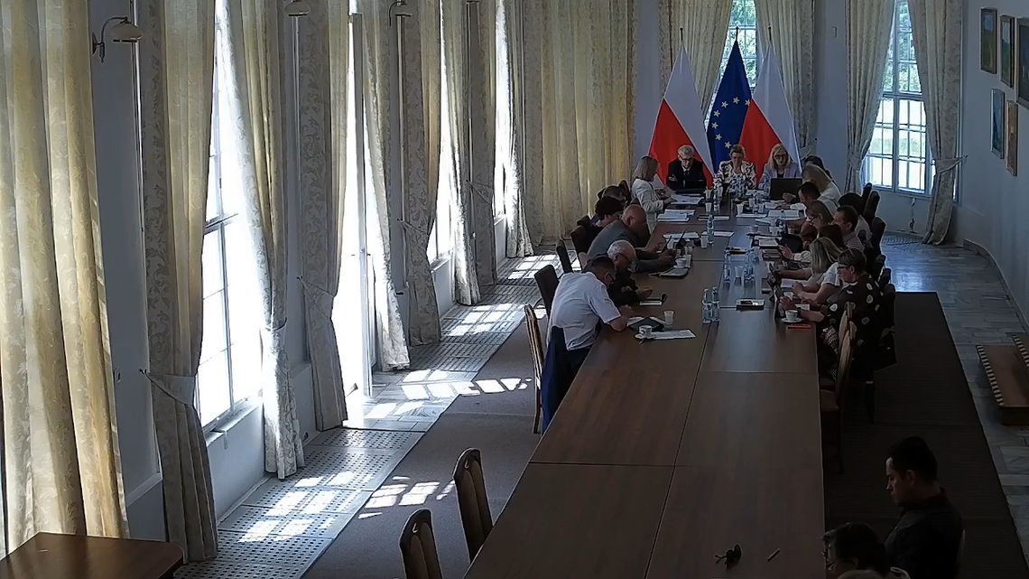 Rejowiec zakończył 2025 rok bez zadłużenia, z rekordową nadwyżką operacyjną przekraczającą 5,8 mln zł i inwestycjami wartymi ponad 12 mln zł. Takie wyniki przekonały wszystkich radnych, którzy podczas ostatniej sesji jednogłośnie udzielili burmistrzowi wotum zaufania.