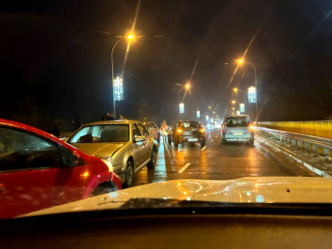 Do karambolu z udziałem pięciu samochodów doszło we wtorek (25 listopada) przed godziną  16:00 na wiadukcie w Chełmie.