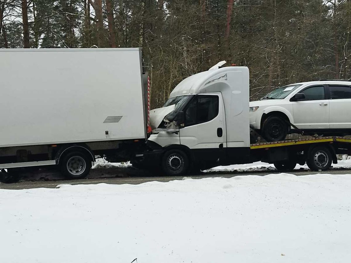 Karambol w Żukowie. Laweta zmiażdżyła tył dostawczego auta [ZDJĘCIA]