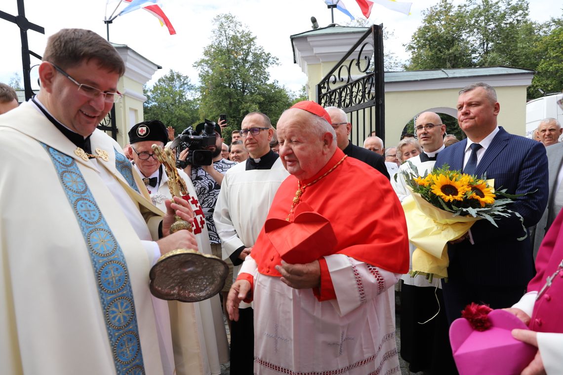 Kard. Stanisław Dziwisz jest już w Kodniu. Poświęcił pomnik Powstańców Styczniowych [ZDJĘCIA]