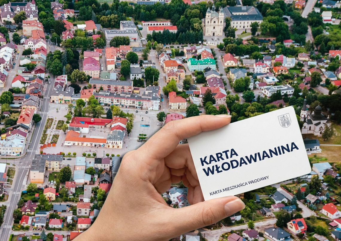 zdjęcie ręki z kartą znapisem Karta Włodawianina na tle centrum Włodawy z lotu ptaka