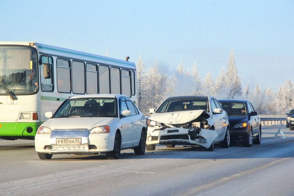 Kiedy w Polsce dochodzi do wypadków na drogach? Są takie dni i miesiące