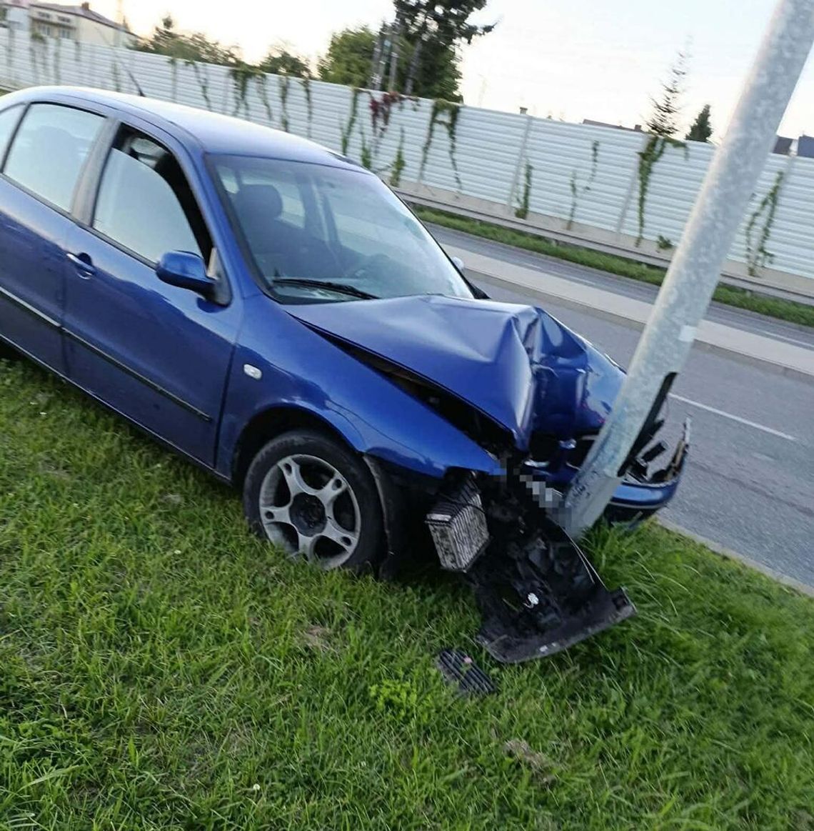 Kierowca seata uderzył w latarnię na Rejowieckiej i oddalił się z miejsca zdarzenia