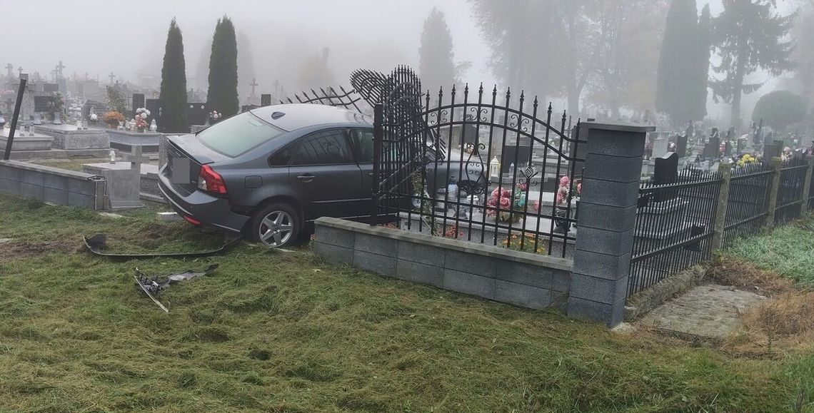 Kierowca Volvo wjechał w ogrodzenie cmentarza w Uhrusku i uszkodził nagrobki Kierowca Volvo wjechał w ogrodzenie cmentarza w Uhrusku i uszkodził nagrobki
