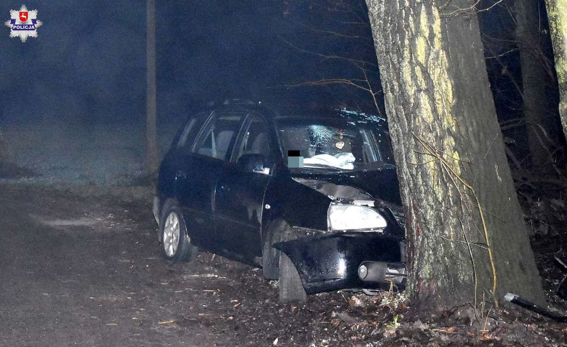 Kierowca w szpitalu. Nie dostrzegł zakrętu, bo czyścił szybę