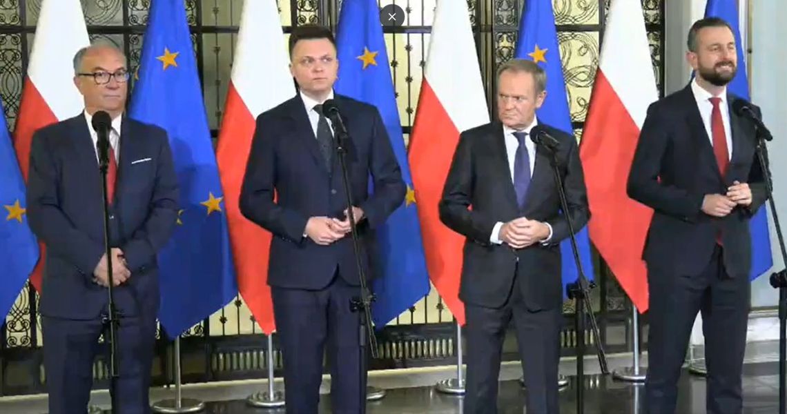 Włodzimierz Czarzasty, Szymon Hołownia, Donald Tusk i Władysław Kosiniak-Kamysz przy mikrofonach